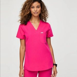 NWT FIGS SHOCKING PINK CATERINA SCRUP TOP